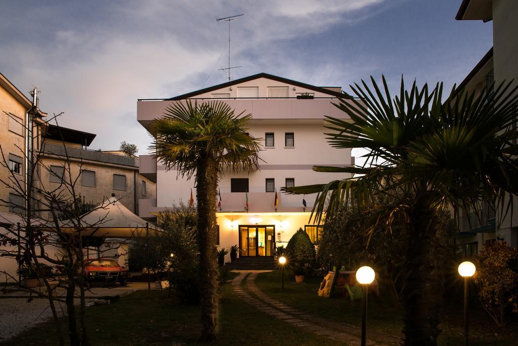 Albergo Ridente ليدو دي يسولو المظهر الخارجي الصورة